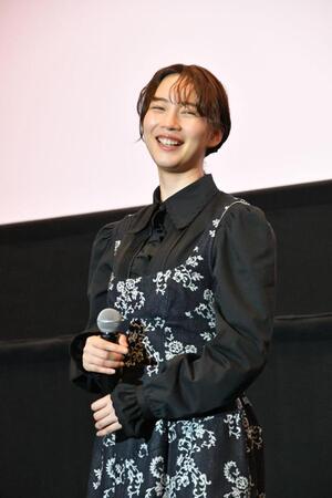映画「平行と垂直」の舞台挨拶に出席したのん