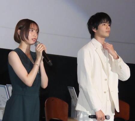 トークイベントに出席した秋田汐梨（左）と中沢元紀