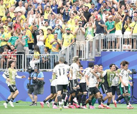ブラジル戦の前半、先制ゴールを決め、祝福される佐野（右）＝６月２９日、ヒューストン