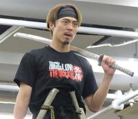 シーンを披露した小野塚勇人