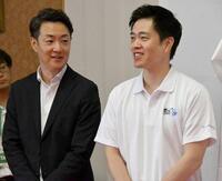 　横山英幸大阪市長（左）と吉村洋文大阪府知事