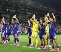 ６月２０日、チュニジア戦に勝利し、スタンドにあいさつする日本代表＝モンテレイ