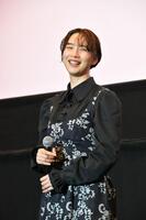 映画「平行と垂直」の舞台挨拶に出席したのん