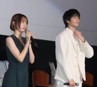 トークイベントに出席した秋田汐梨（左）と中沢元紀