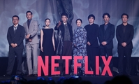 ポーズをきめるヨン・サンホ氏、ＵＴＡ、広瀬すず、小栗旬、蒼井優、林遣都、竹野内豊、片山慎三監督＝東京ミッドタウン・ホールＡ（撮影・金田祐二）