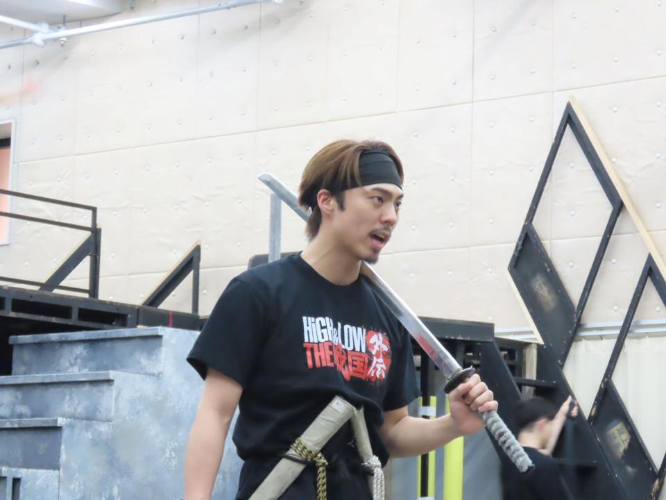 舞台「ＨＩＧＨ＆ＬＯＷ　ＴＨＥ　戦国　外伝」の稽古場取材会でシーンを披露する小野塚勇人