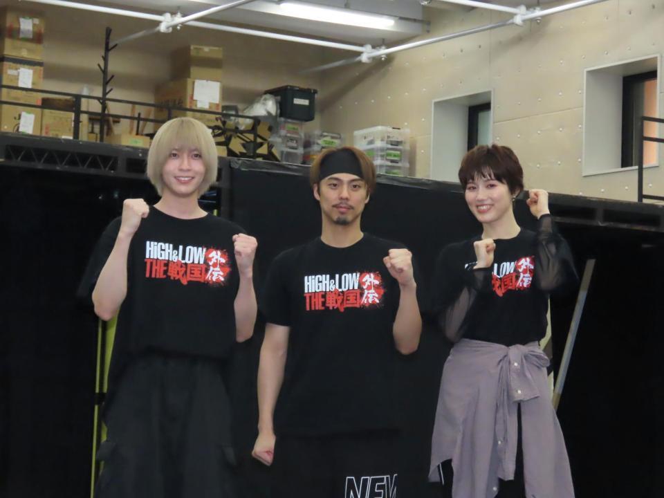 舞台「ＨＩＧＨ＆ＬＯＷ　ＴＨＥ　戦国　外伝」の稽古場取材会に出席した（左から）笹森裕貴、小野塚勇人、彩風咲奈