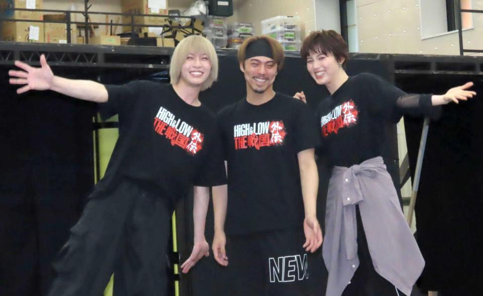 舞台「ＨＩＧＨ＆ＬＯＷ　ＴＨＥ　戦国　外伝」の稽古場取材会に出席した（左から）笹森裕貴、小野塚勇人、彩風咲奈