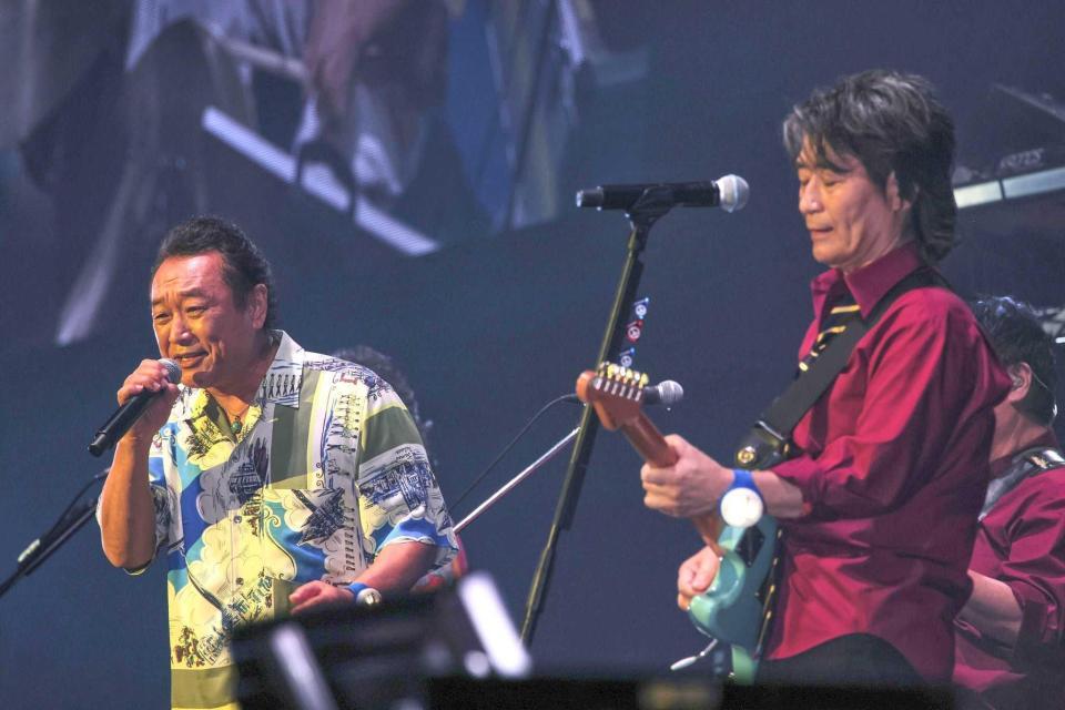　スターダスト☆レビューの根本要（右）と杉山清貴＆オメガトライブの杉山清貴