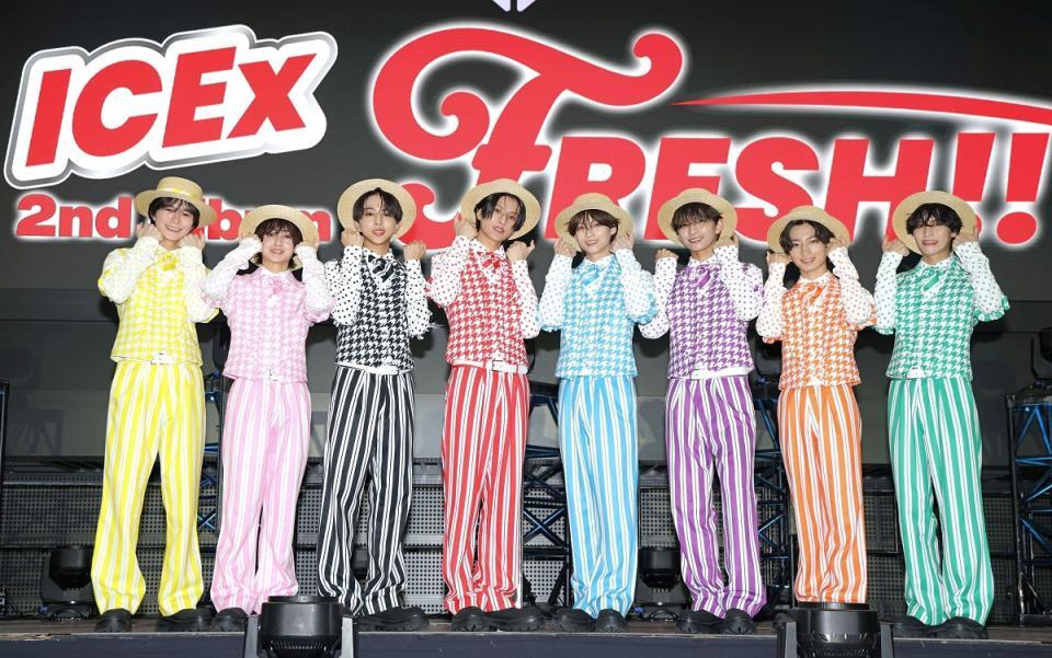 プンプンポーズを見せるＩＣＥｘの（左から）中村旺太郎、山本龍人、八神遼介、阿久根温世、志賀李玖、竹野世梛、筒井俊旭、千田波空斗（撮影・棚橋慶太）