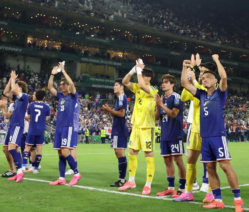 ６月２０日、チュニジア戦に勝利し、スタンドにあいさつする日本代表＝モンテレイ