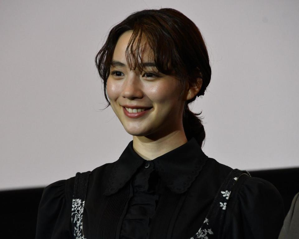 映画「平行と垂直」の舞台挨拶に出席したのん