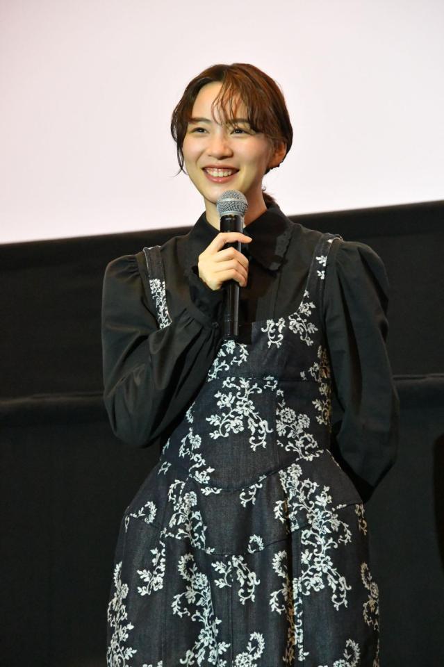 映画「平行と垂直」の舞台挨拶に出席したのん