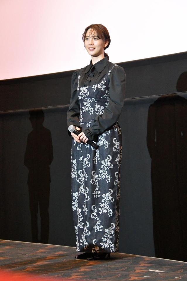 映画「平行と垂直」の舞台挨拶に出席したのん