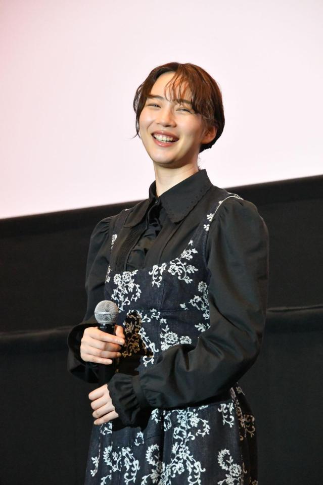映画「平行と垂直」の舞台挨拶に出席したのん