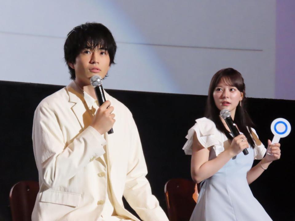 イベントでフリップトークをする中沢元紀（左）と齊藤なぎさ