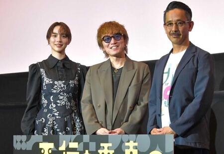 映画「平行と垂直」の舞台挨拶に出席した（左から）のん、安田章大、小林聖太郎監督