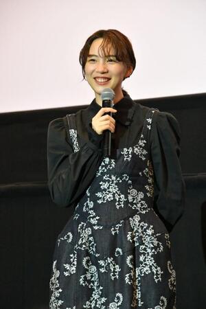 映画「平行と垂直」の舞台挨拶に出席したのん
