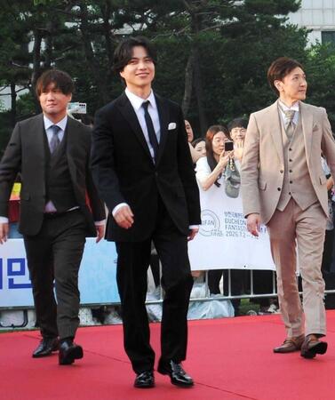 プチョン国際映画祭のレッドカーペットを歩く重岡大毅（中央）
