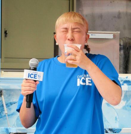 ノンアルコールビール「ドライゼロ」を飲む丸山桂里奈
