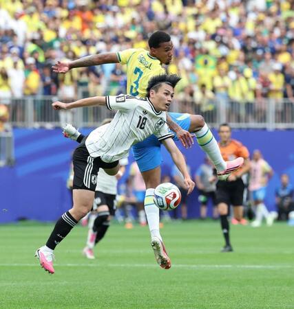 後半、ブラジル代表のカブリエウ・マガリャンイス（奥）と競り合う上田綺世＝ヒューストンスタジアム（撮影・中田匡峻）
