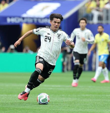 前半、攻め込む佐野海舟＝ヒューストンスタジアム（撮影・中田匡峻）
