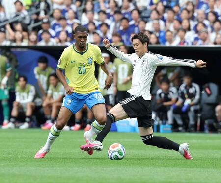 前半、ボールを奪いに行く鎌田大地（右）＝ヒューストンスタジアム（撮影・中田匡峻）