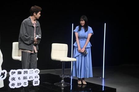 記者会見に遅れて登場した真木よう子（右）。左は齋籐潤（撮影・開出牧）