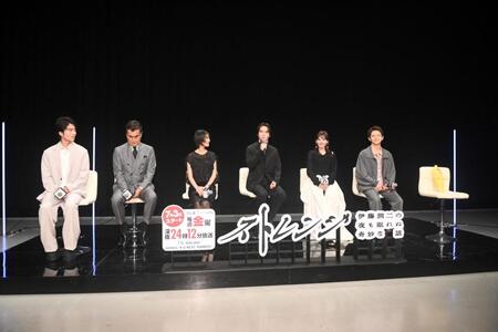 会見に遅れた真木よう子の席に置かれたテレビ東京のマスコットキャラクターのナナナ（右端）。左から坂元愛登、石原良純、恒松祐里、細田佳央太、齊藤なぎさ、齋籐潤（撮影・開出牧）