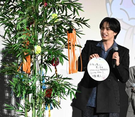 笹に願いを込めた短冊を付ける中島健人（撮影・堀内翔）