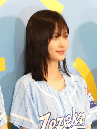撮影に応じる山下美月＝東京・サンシャイン劇場