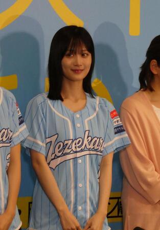 囲み取材に登場した山下美月＝東京・サンシャイン劇場