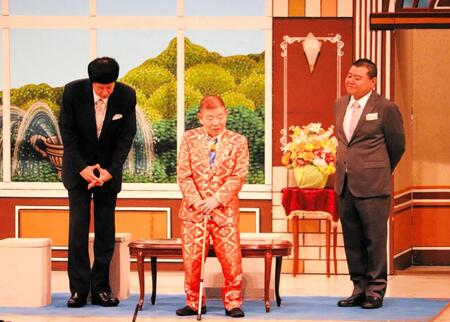「池乃めだか芸能生活６０周年記念～ちっさいおっさん大祭り～」に出演した池乃めだか（中央）