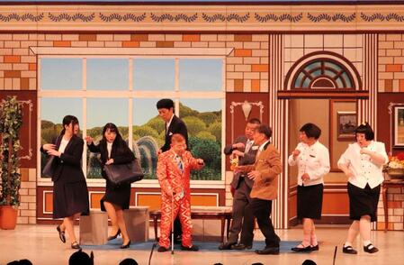 「池乃めだか芸能生活６０周年記念～ちっさいおっさん大祭り～」に出演した池乃めだか（左から３人目）