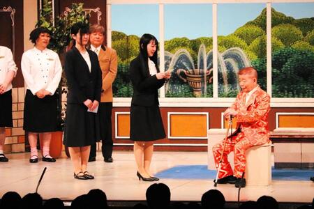 舞台上で、池乃めだか（右）の２人の孫が手紙を読む