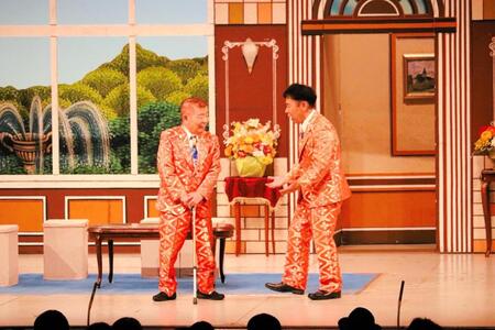 「池乃めだか芸能生活６０周年記念～ちっさいおっさん大祭り～」で共演した池乃めだか（左）と岡村隆史