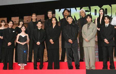６月２日に開催された映画「キングダム」ワールドプレミアで。後列右から３人目が坂口憲二