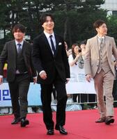 プチョン国際映画祭のレッドカーペットを歩く重岡大毅（中央）