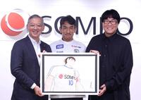キービジュアルを手にする（左から）奥村幹夫氏、中田英寿氏、高橋陽一氏（撮影・佐々木彰尚）