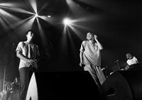 ステージ上で共演を果たしたＳｕｃｈｍｏｓとＦｕｊｉｉ　Ｋａｚｅ（撮影・川上智之）