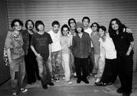 ステージ上で共演を果たしたＳｕｃｈｍｏｓとＦｕｊｉｉ　Ｋａｚｅ（撮影・川上智之）