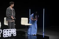 記者会見に遅れ謝罪する真木よう子（右）。左は齋籐潤（撮影・開出牧）