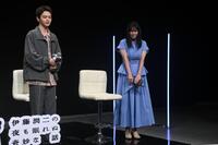 交通渋滞に巻き込まれ記者会見に遅れて登場した真木よう子（右）。左は齋籐潤（撮影・開出牧）