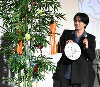 笹に願いを込めた短冊を付ける中島健人（撮影・堀内翔）