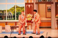 「池乃めだか芸能生活６０周年記念～ちっさいおっさん大祭り～」で共演した池乃めだか（左）と岡村隆史