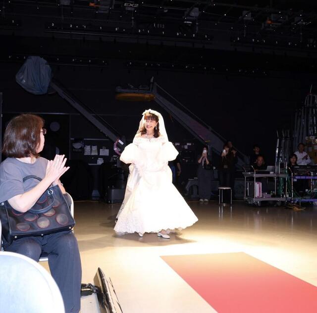 えぇっ69歳？！美魔女女優 ウェディングドレスで現れ騒然→ネットも