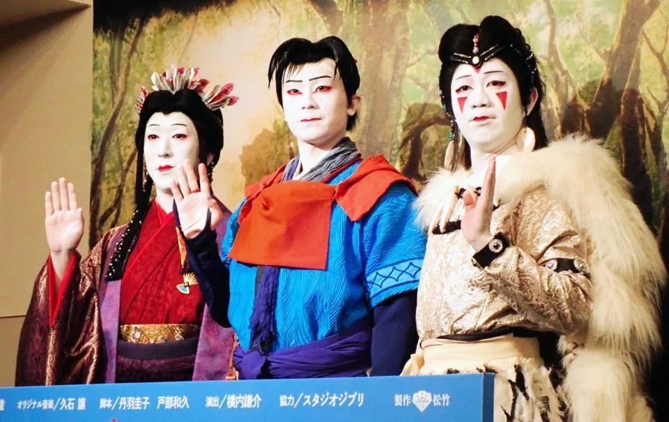 役衣装で取材に応じた（左から）中村時蔵、市川團子、中村壱太郎