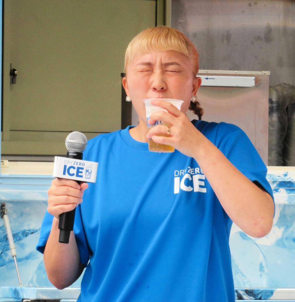 ノンアルコールビール「ドライゼロ」を飲む丸山桂里奈