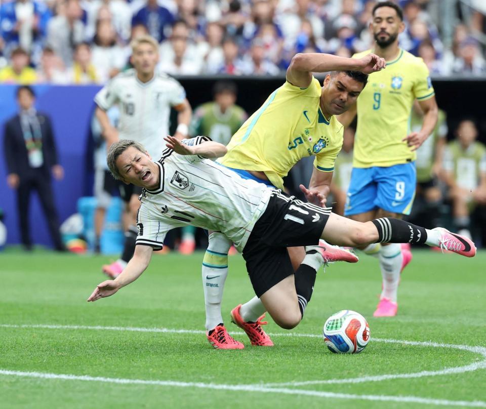 後半、ブラジル代表・カゼミーロ（右）と競り合う前田大然＝ヒューストンスタジアム（撮影・中田匡峻）