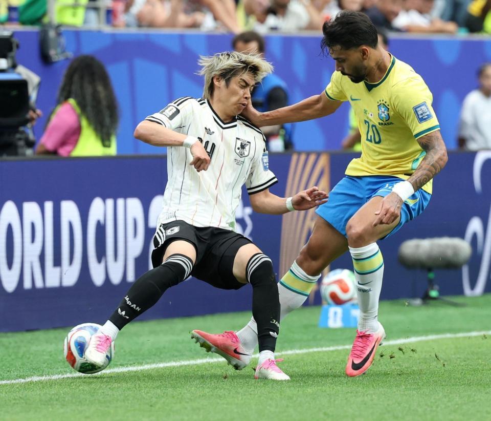 前半、ブラジル代表のルーカス・パケタ（右）に攻めを止められる伊東純也＝ヒューストンスタジアム（撮影・中田匡峻）